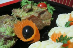 Friptura de porc la cuptor cu pasta de patrunjel verde si usturoi