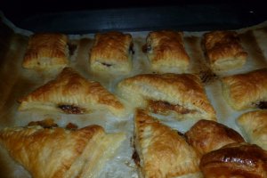 Foietaj umplut cu sos de banane si crema de alune