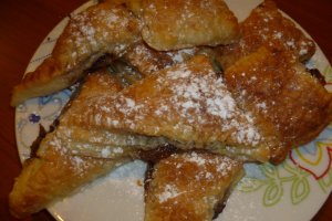 Foietaj umplut cu sos de banane si crema de alune