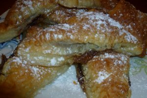 Foietaj umplut cu sos de banane si crema de alune