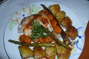 Pulpe de pui cu legume sotate
