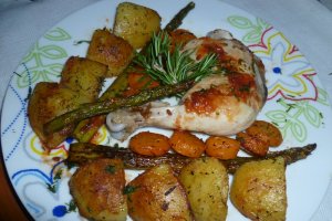 Pulpe de pui cu legume sotate