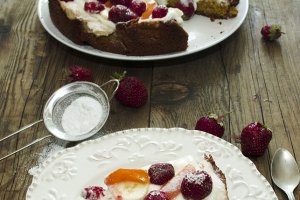 Prajitura fabuloasa de vara cu fructe si bezea