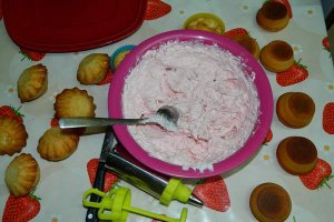 Savarine cu spuma de capsuni