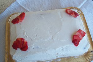 Tort cu ciocolata alba si capsuni