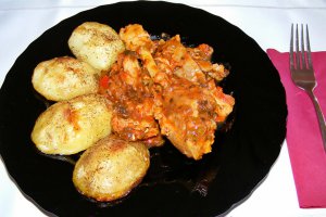 Pui de casa in sos de rosii