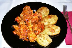 Pui de casa in sos de rosii