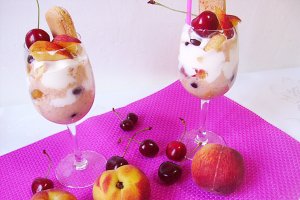 Desert răcoros cu piersici şi cireşe
