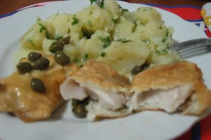 Merluciu pane cu sos de capere si lamaie