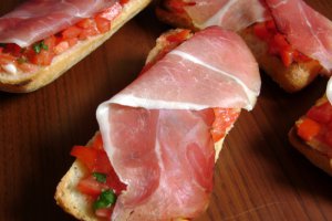 Bruschete cu rosii si prosciutto crudo