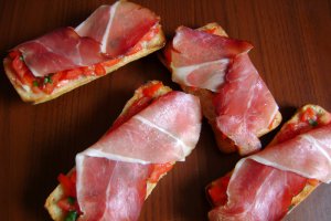 Bruschete cu rosii si prosciutto crudo