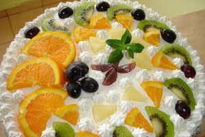 Tort cu frisca si fructe