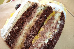 Tort cu frisca si fructe