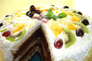 Tort cu frisca si fructe