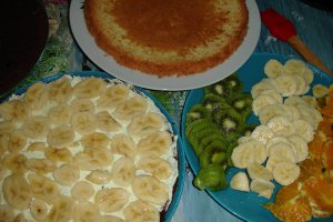 Tort cu frisca si fructe