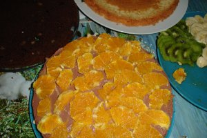 Tort cu frisca si fructe