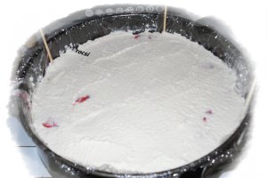 Tort cu capsuni si glazura de ciocolata