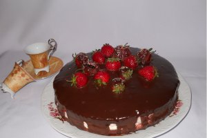 Tort cu capsuni si glazura de ciocolata