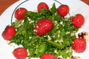 Salata de rucola cu capsuni si migdale