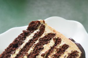 Tort de ciocolata si crema swiss merengue cu capsune