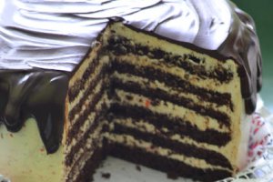 Tort de ciocolata si crema swiss merengue cu capsune