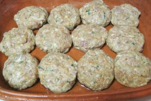 Chiftelute gratinate, cu mazare verde