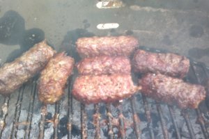 Mici in bere la gratar