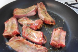 Coaste de porc cu sos de cirese