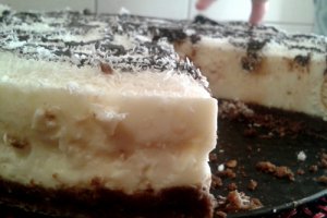 Tort cu lapte cocos si bomboane Raffaello