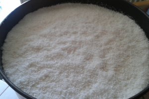 Tort cu lapte cocos si bomboane Raffaello