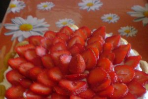 Tort rapid cu crema de iaurt si capsuni