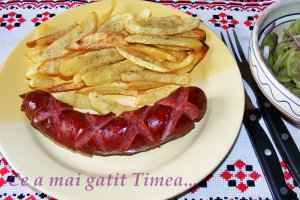 Cartofi prajiti cu carnati si salata de castraveti