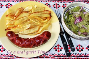 Cartofi prajiti cu carnati si salata de castraveti