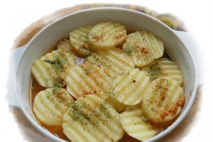 Tocanita de pui cu legume si invelis de cartofi noi