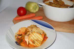 Tocanita de pui cu legume si invelis de cartofi noi