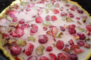 Tarta crocanta cu rubarba si capsuni
