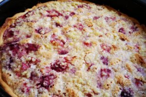 Tarta crocanta cu rubarba si capsuni