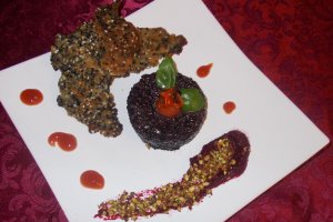 Peste la cuptor in crusta de susan bicolor servit cu orez negru si lamaie
