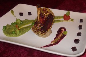 Cotlet de porc cu piure de mazare si coulis de ardei rosu