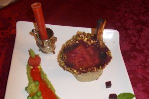 Cotlet de porc cu piure de mazare si coulis de ardei rosu