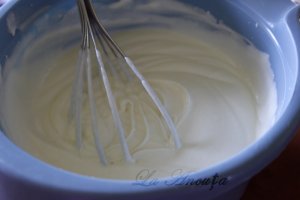 Tort cu ciocolata alba si capsuni