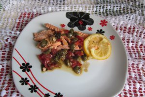 Pastrav somonat la cuptor cu capere, rosii si lamaie