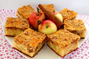 Prăjitură cu mere şi crustă de nuci