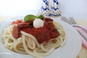 Spaghete cu carnat si sos de rosii