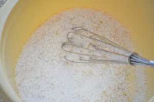 Pancakes cu caise si nuca de cocos