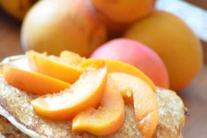 Pancakes cu caise si nuca de cocos