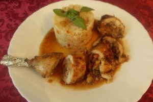 Pulpa de pui umpluta servita cu garnitura de orez