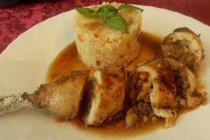 Pulpa de pui umpluta servita cu garnitura de orez