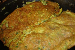 Piept umplut cu omleta si sos de ardei copt