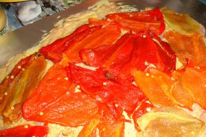 Piept umplut cu omleta si sos de ardei copt